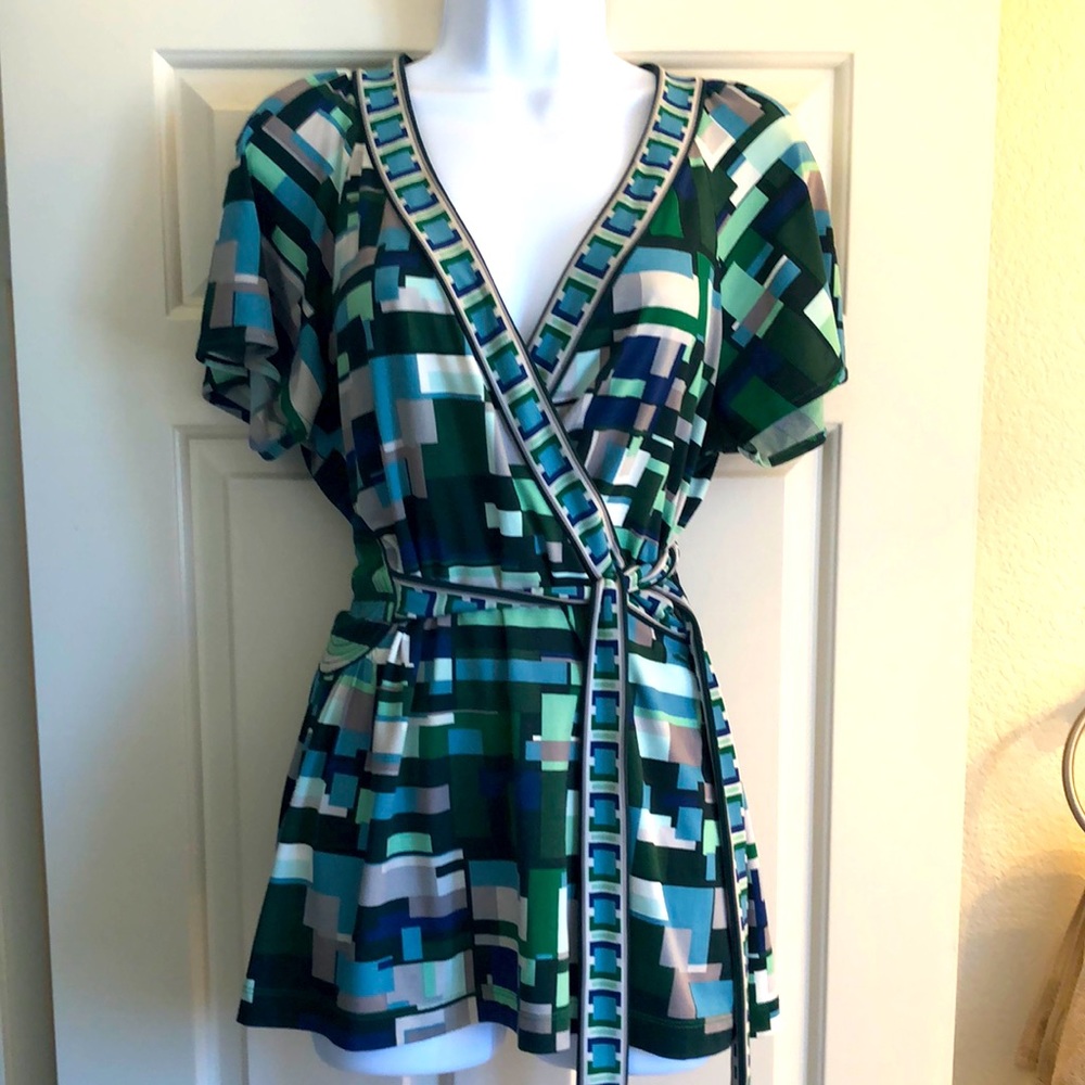 BCBG M green pattern short sleeve wrap blouse